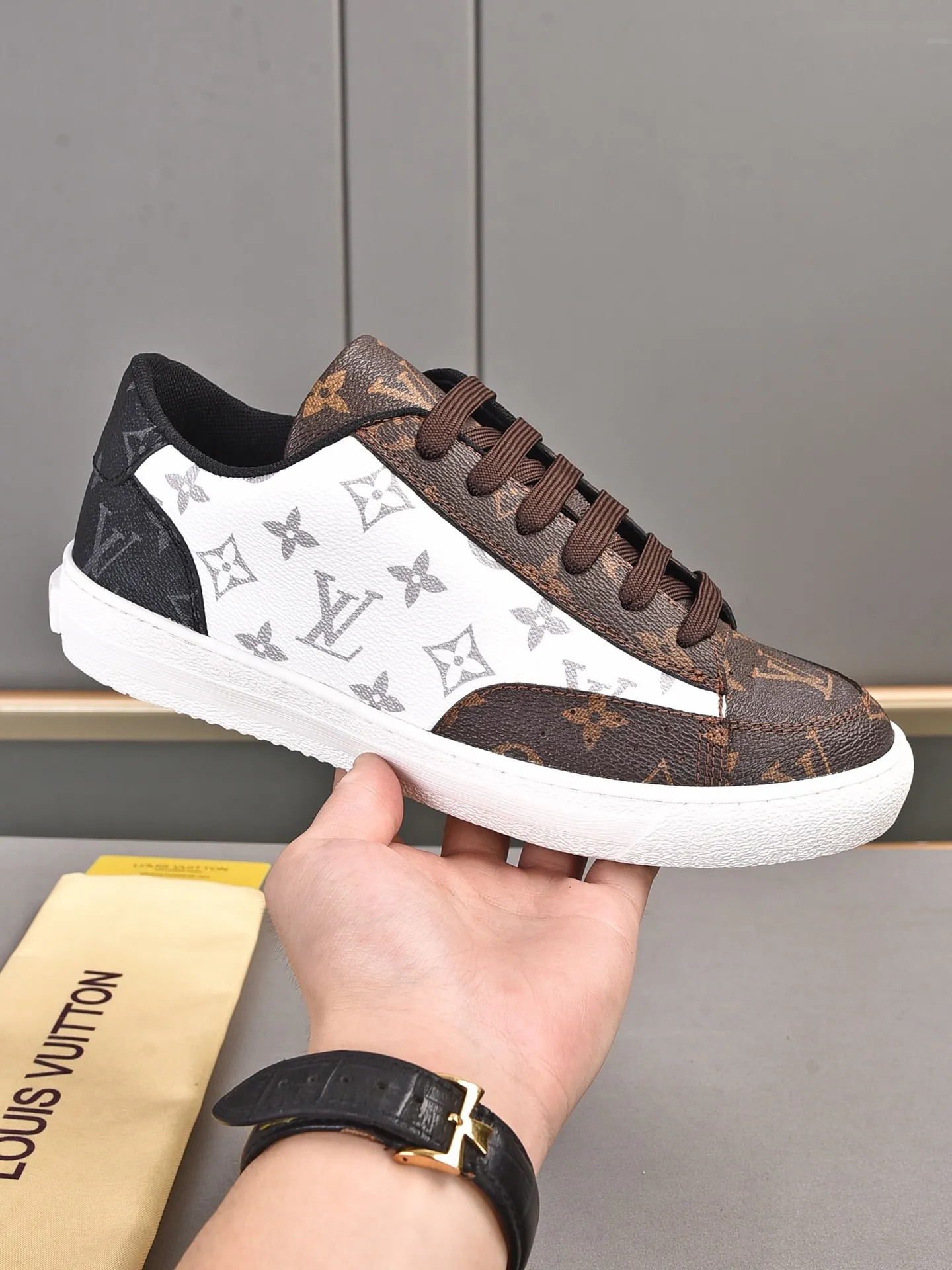 💰💰💰P420 [LV's latest model] New casual Korean-style men's shoes, new autumn and winter design, perfect workmanship, cabinet quality, upper PVC material, breathable mesh lining; soft and comfortable, original rubber outsole super light Wear-resistant, simple, versatile fashion men's shoes, bright colors Two colors available Size 38--44 (45 46 customized)
